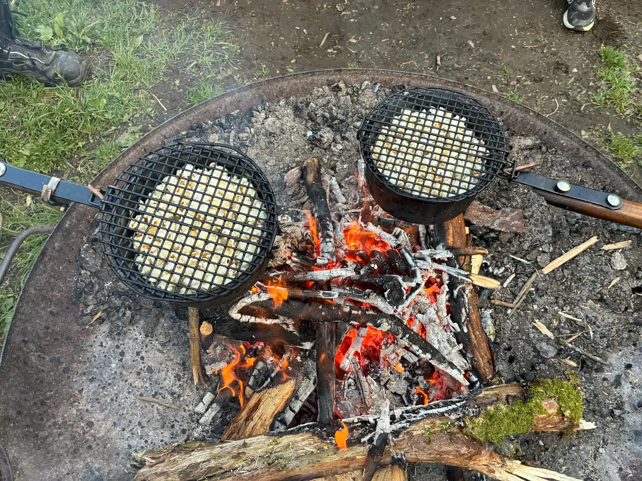 La­ger­feu­er mit Pop­corn